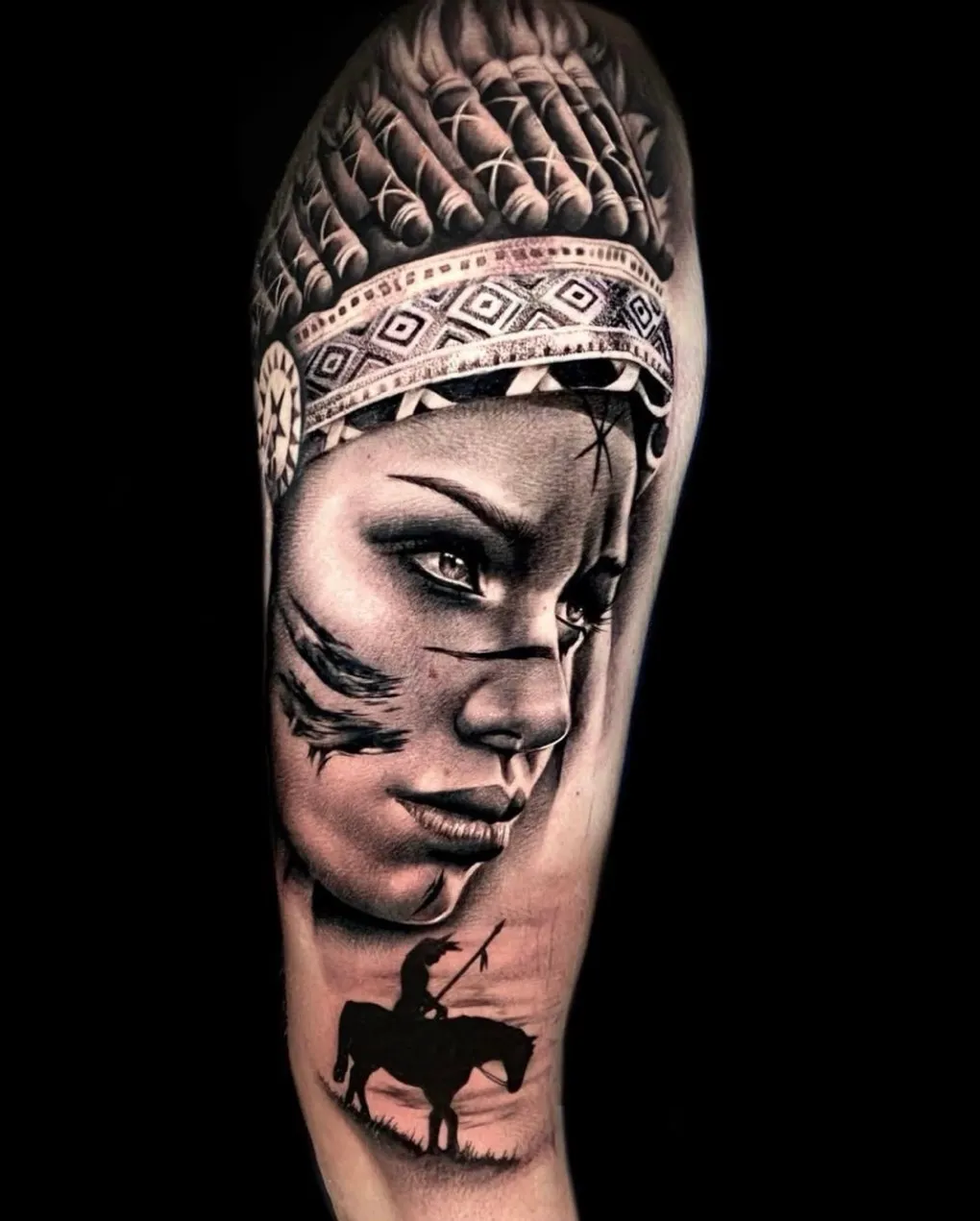 Realistisch portret van een inheemse vrouw met hoofdtooi en ruiter.