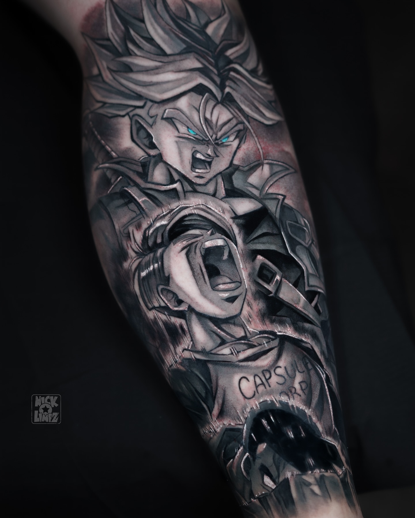 Blackwork tattoo van Trunks uit Dragon Ball Z, met een schreeuwende en een Super Saiyan vorm.