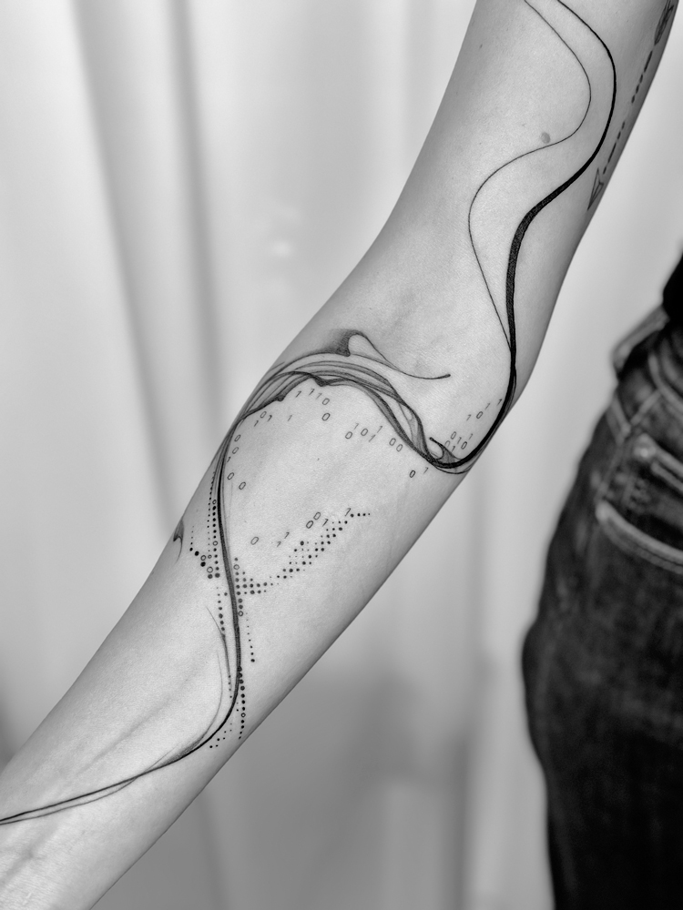 Abstracte tattoo met vloeiende lijnen, dotwork en binaire code op onderarm.