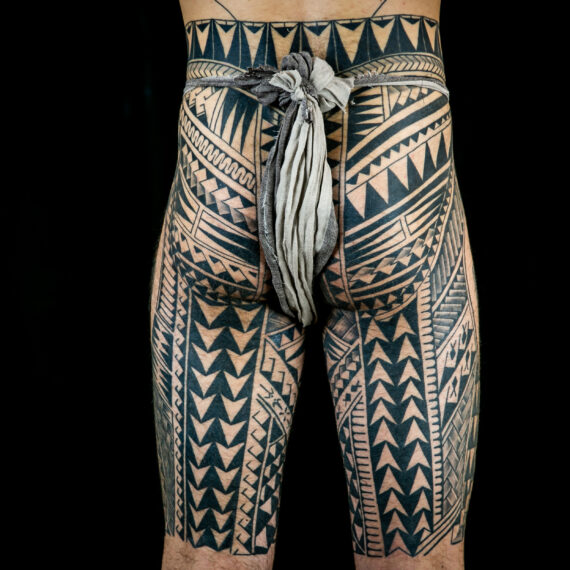 Uitgebreide Polynesische tribal tattoo op billen en bovenbenen.