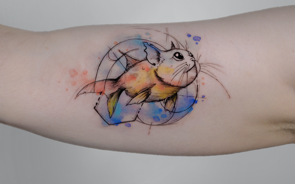 Aquarel tattoo van een goudvis met kattenoren en snorharen.