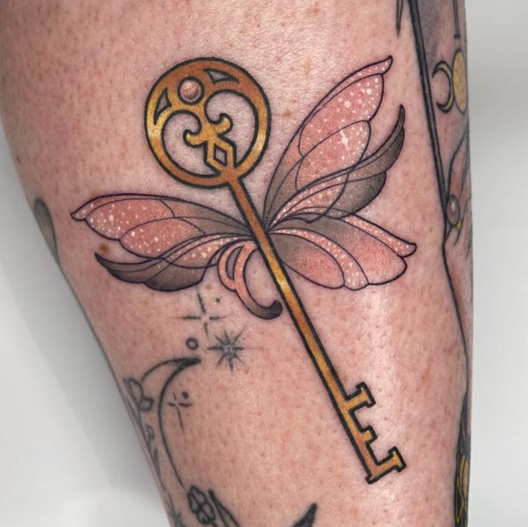 Gouden sleutel met roze, glinsterende vleugels.