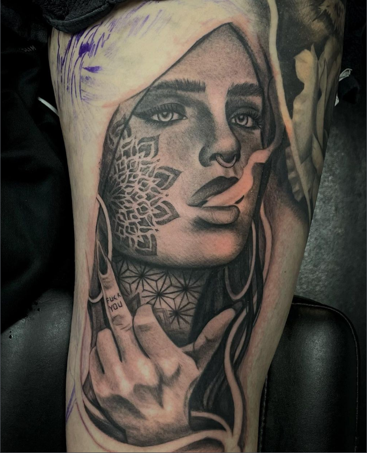 Realistisch portret van vrouw met mandala en 'FUCK YOU' op vinger.