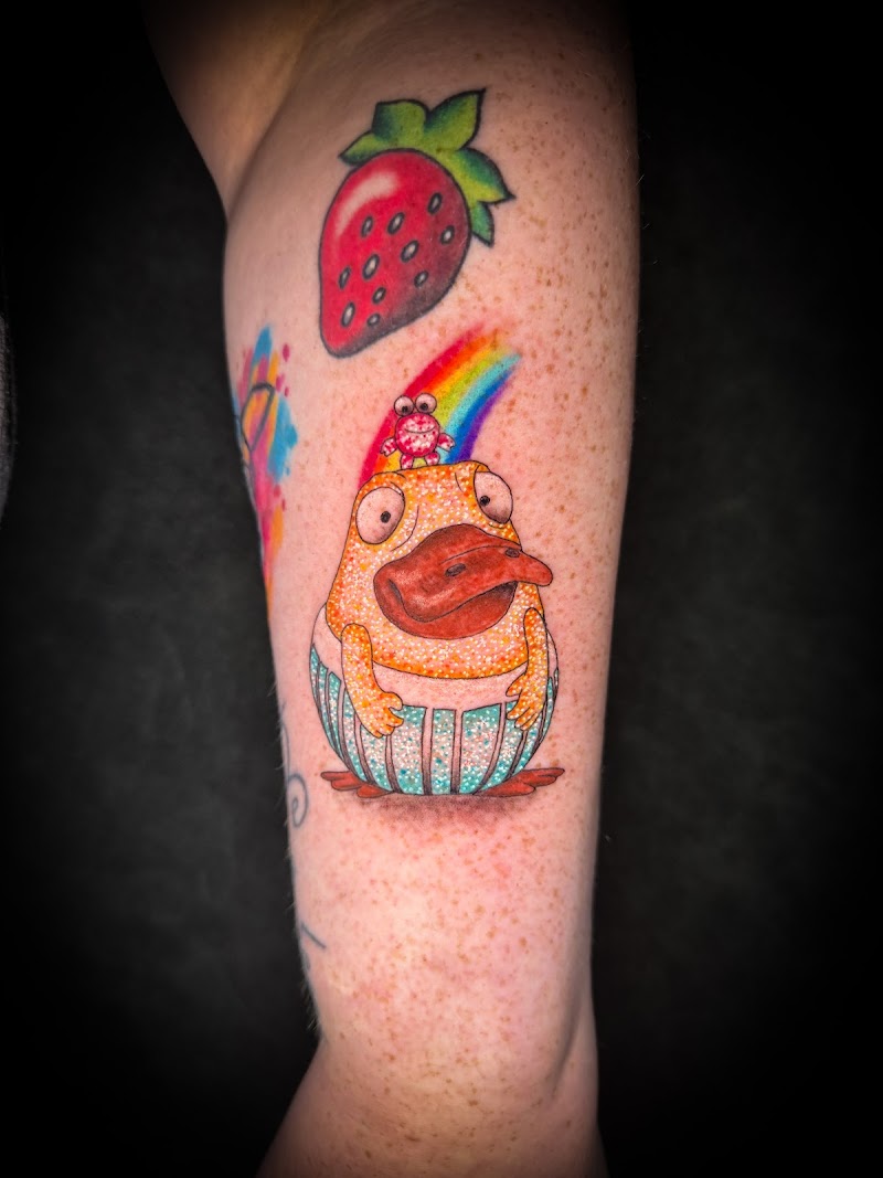 Kleurrijke Psyduck in een eierdop met een aardbei en regenboog.