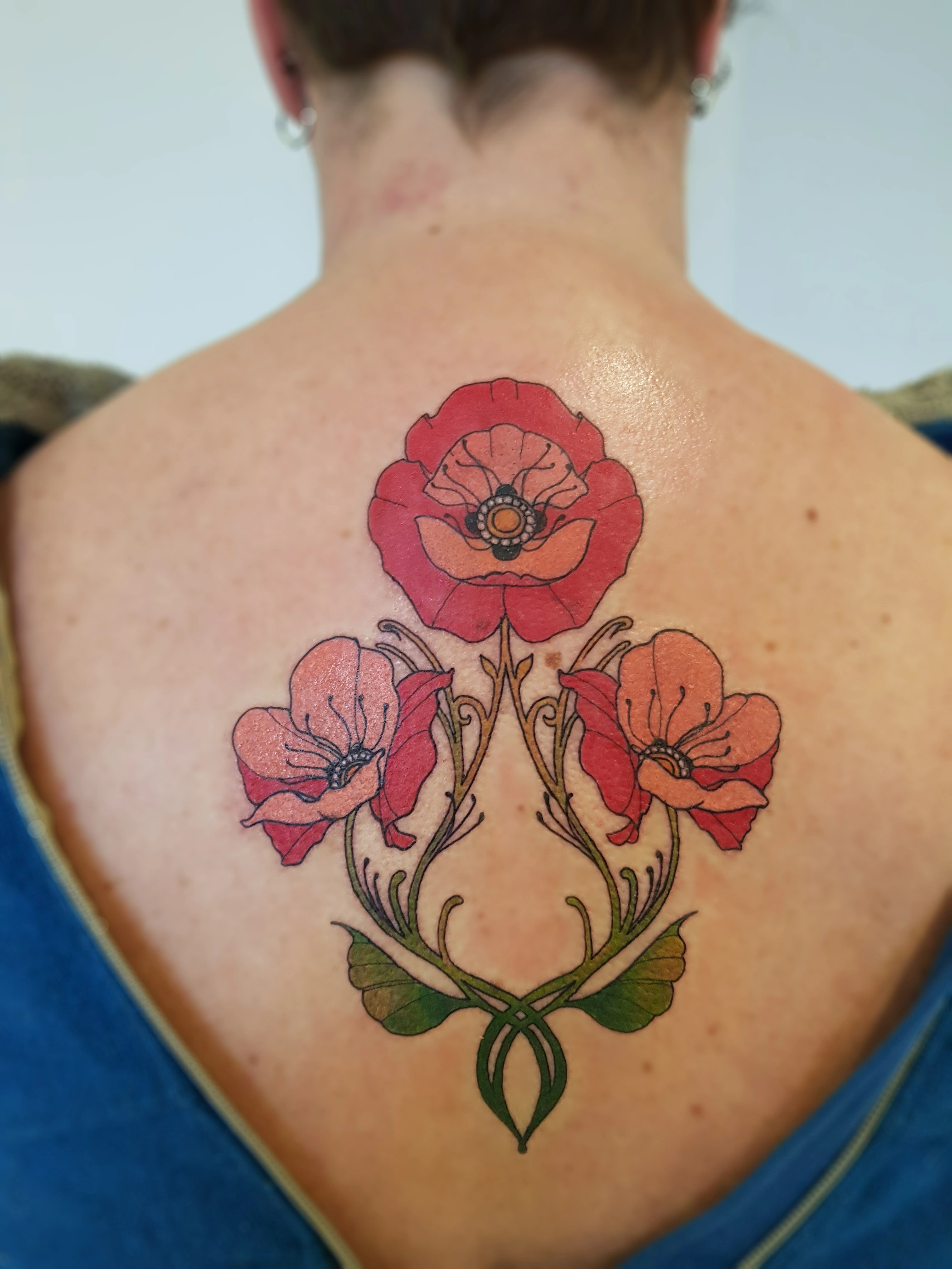 Art Nouveau klaprozen tattoo op schouderblad