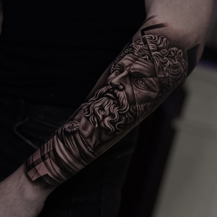 Realistische Zeus of Poseidon met geometrische vormen op onderarm.