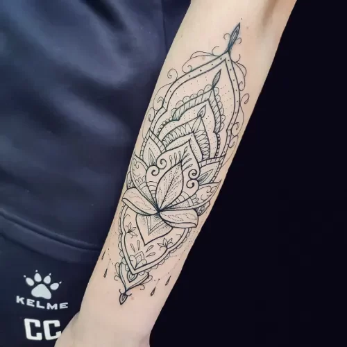 Fineline lotus en mandala tattoo op de onderarm.