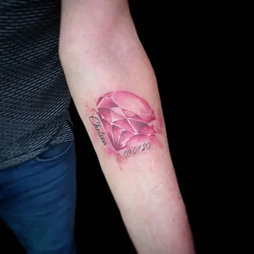 Roze diamanten tattoo met naam 'Chelsea' en datum in watercolor stijl.