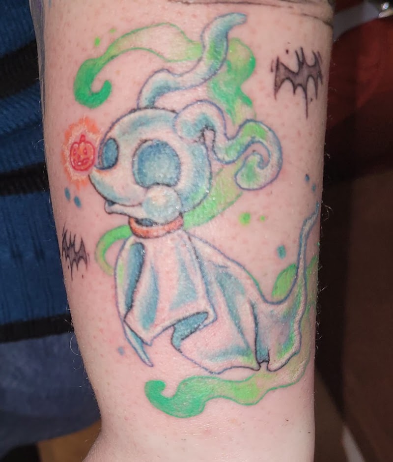 Kleurrijke Zero spookhond tattoo met pompoenneus en vleermuizen.