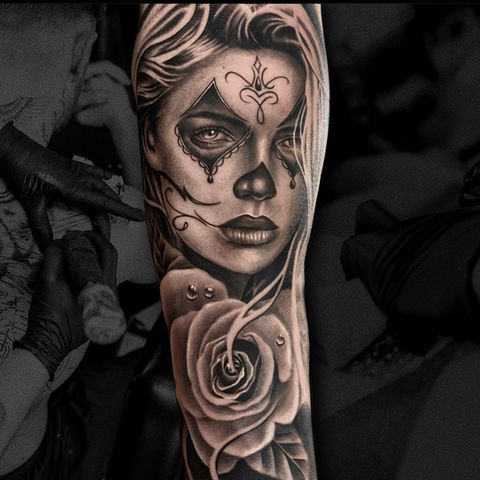 Realistisch portret van een vrouw met 'Day of the Dead' make-up en een roos.