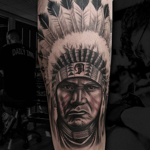 Realistisch portret van een Indiaan met verentooi.