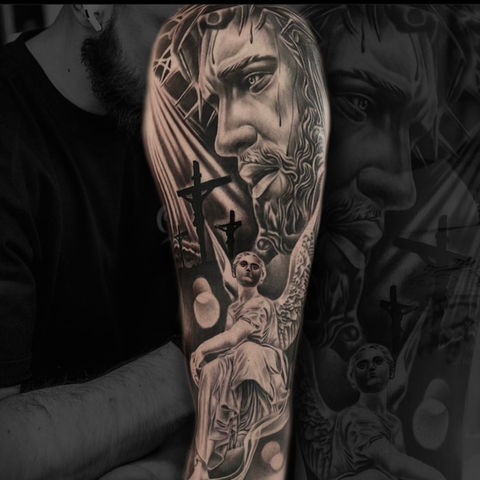 Realistische tattoo van Jezus met doornenkroon, kruisen en een engel.