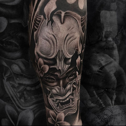 Realistische zwart-wit tattoo van een Hannya masker en een vrouwengezicht.