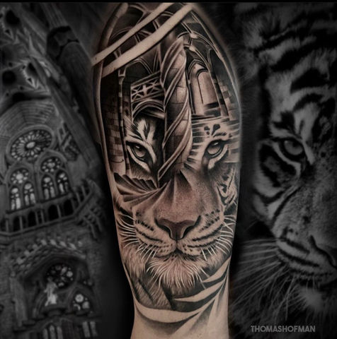 Realistische tijgerkop gecombineerd met architectuur op bovenarm.