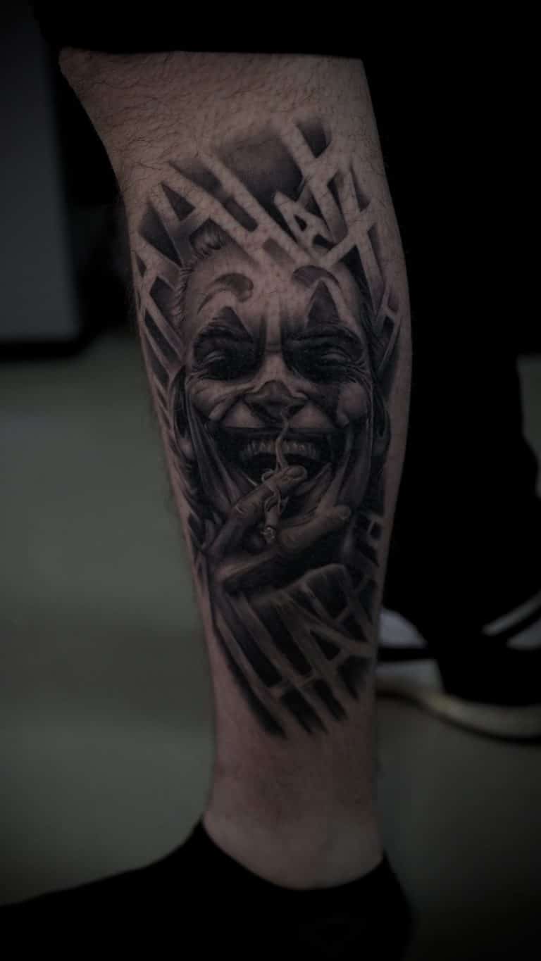 Realistisch portret van de Joker die lacht en rookt, met 'HA HA' tekst.