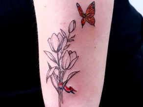 Fineline tulpen met een oranje vlinder en een rood-wit-blauw lintje.