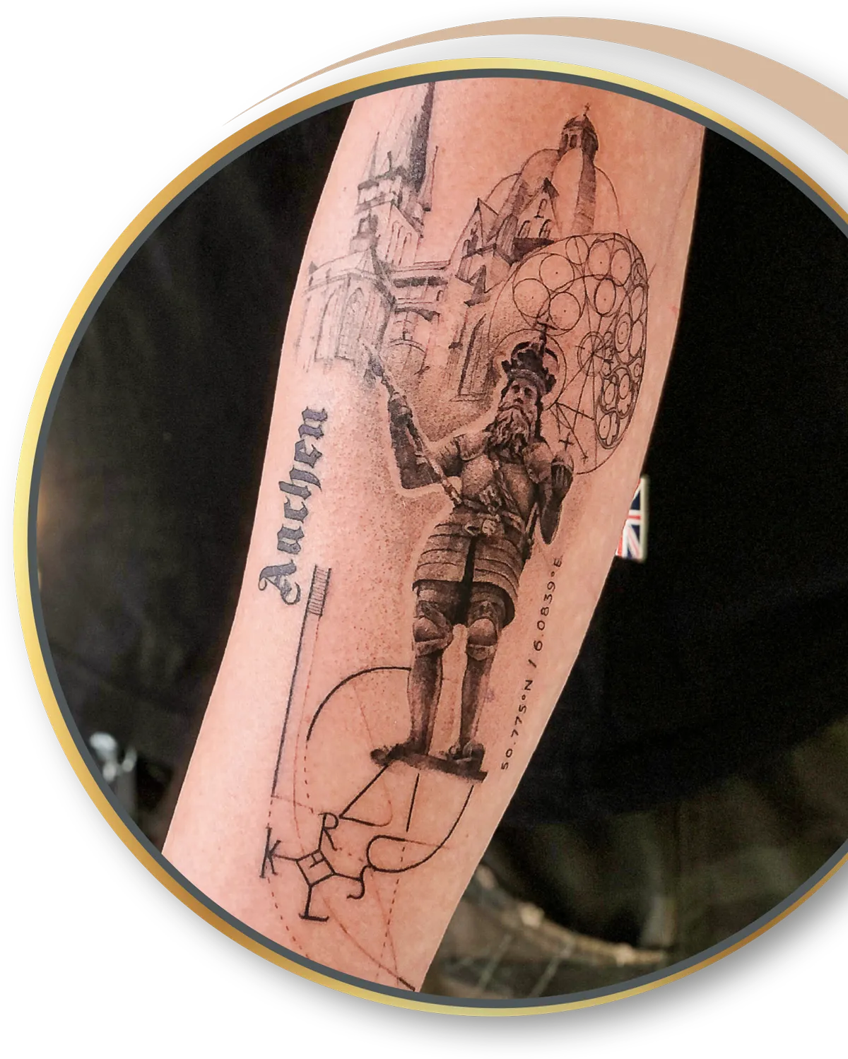 Gedetailleerde tattoo van Karel de Grote standbeeld, Dom van Aken en tekst.