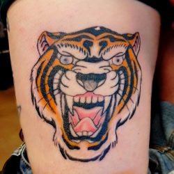 Traditionele tijgerkop tattoo, brullend met open bek.