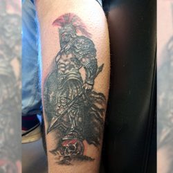 Gedetailleerde Spartaanse krijger tattoo op een schedel, met rode helmpluim.