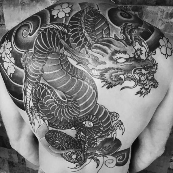 Grote Japanse draak tattoo op volledige rug, zwart-wit.