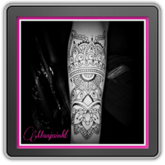 Grote zwart-wit mandala tattoo op onderarm met dotwork details.