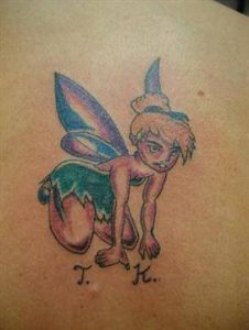 Kleurrijke tattoo van knielende Tinkerbell met initialen T.K.