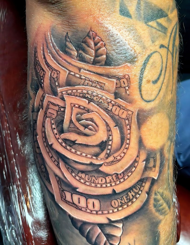 Gedetailleerde tattoo van een roos gemaakt van honderd dollar biljetten.