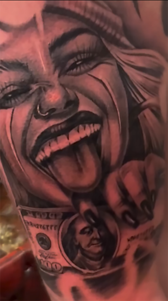 Realistisch portret van vrouw met muts en 100 dollar biljet.