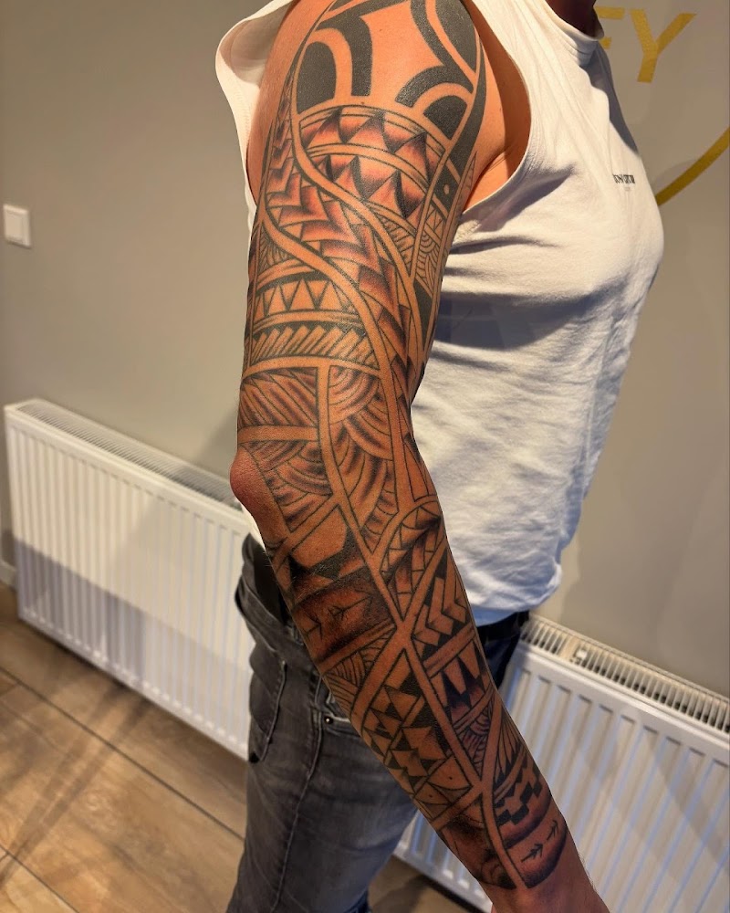 Grote Polynesische tribal sleeve op de volledige arm.
