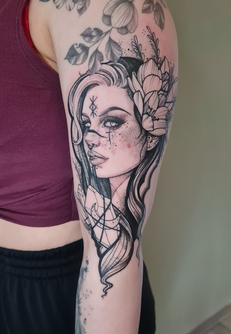 Gedetailleerd portret van een vrouw met bloemen en geometrische vormen.