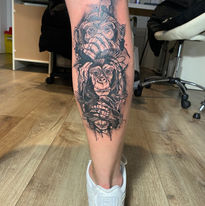 Drie apen (horen, zien, zwijgen) in schetsstijl op kuit.