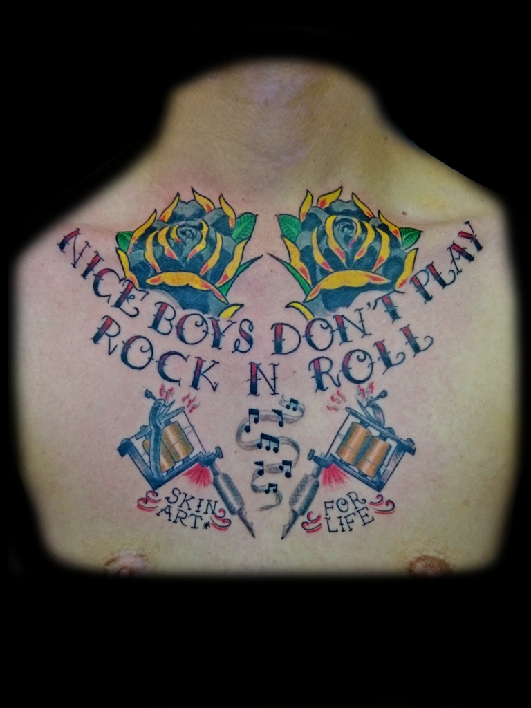 Traditional chest piece met rozen, tekst en tattoo machines.