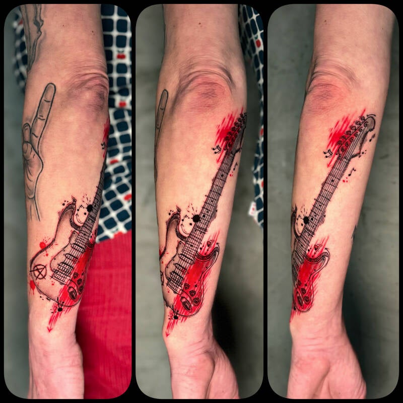 Elektrische gitaar in trash-polka stijl op onderarm.