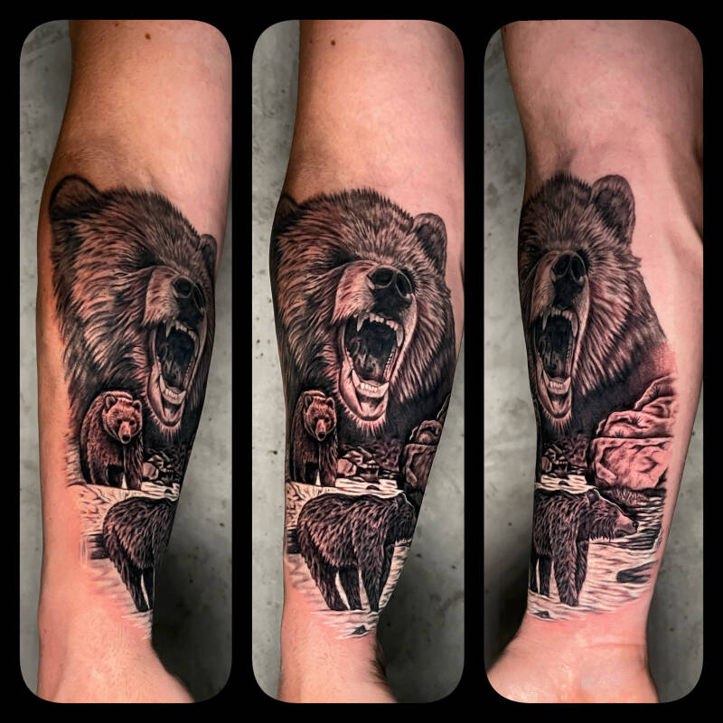 Realistische beren tattoo op onderarm, grote beer en twee kleinere.