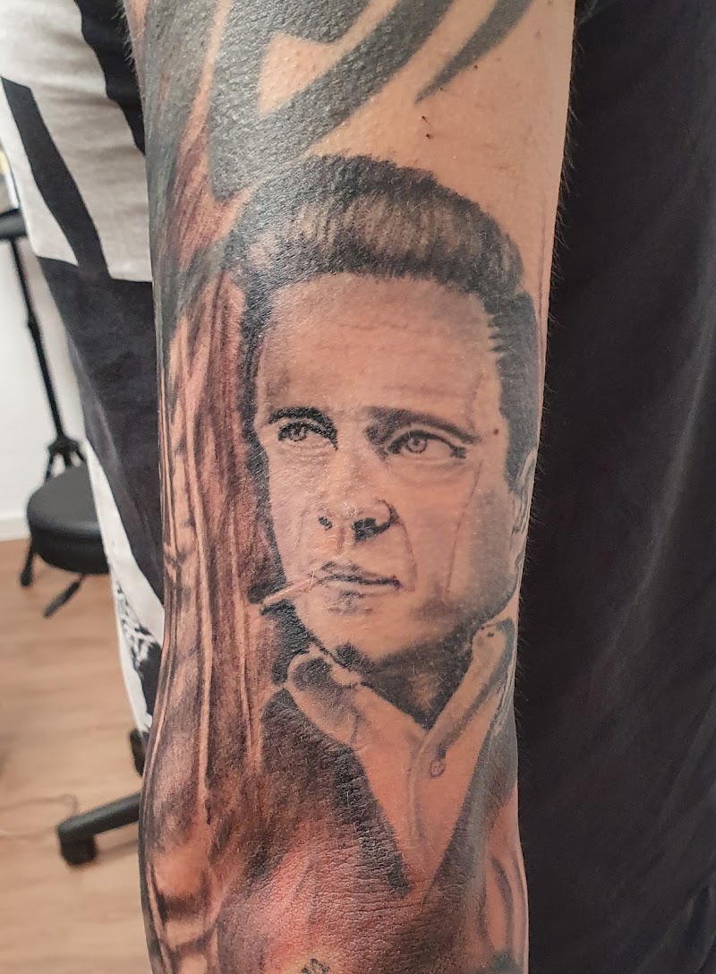 Realistisch portret van Johnny Cash op de bovenarm.