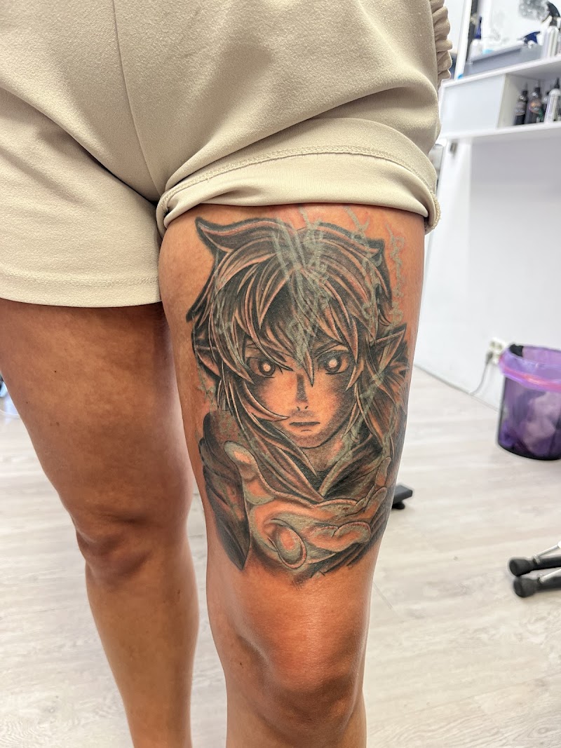 Grote anime karakter tattoo op het bovenbeen, lijkt op Link van Zelda.