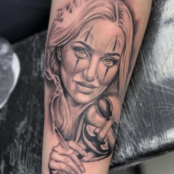 Realistisch portret van een vrouw met clownsmake-up en een Guy Fawkes masker.