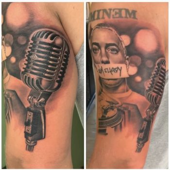 Realistisch portret van Eminem en een vintage microfoon op de bovenarm.