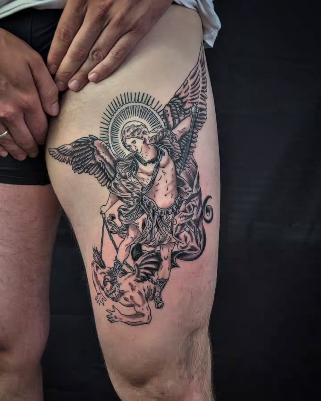 Aartsengel Michaël verslaat de duivel op bovenbeen.