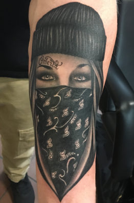 Realistisch portret van een vrouw met een bandana en muts, 'Omerta' op voorhoofd.