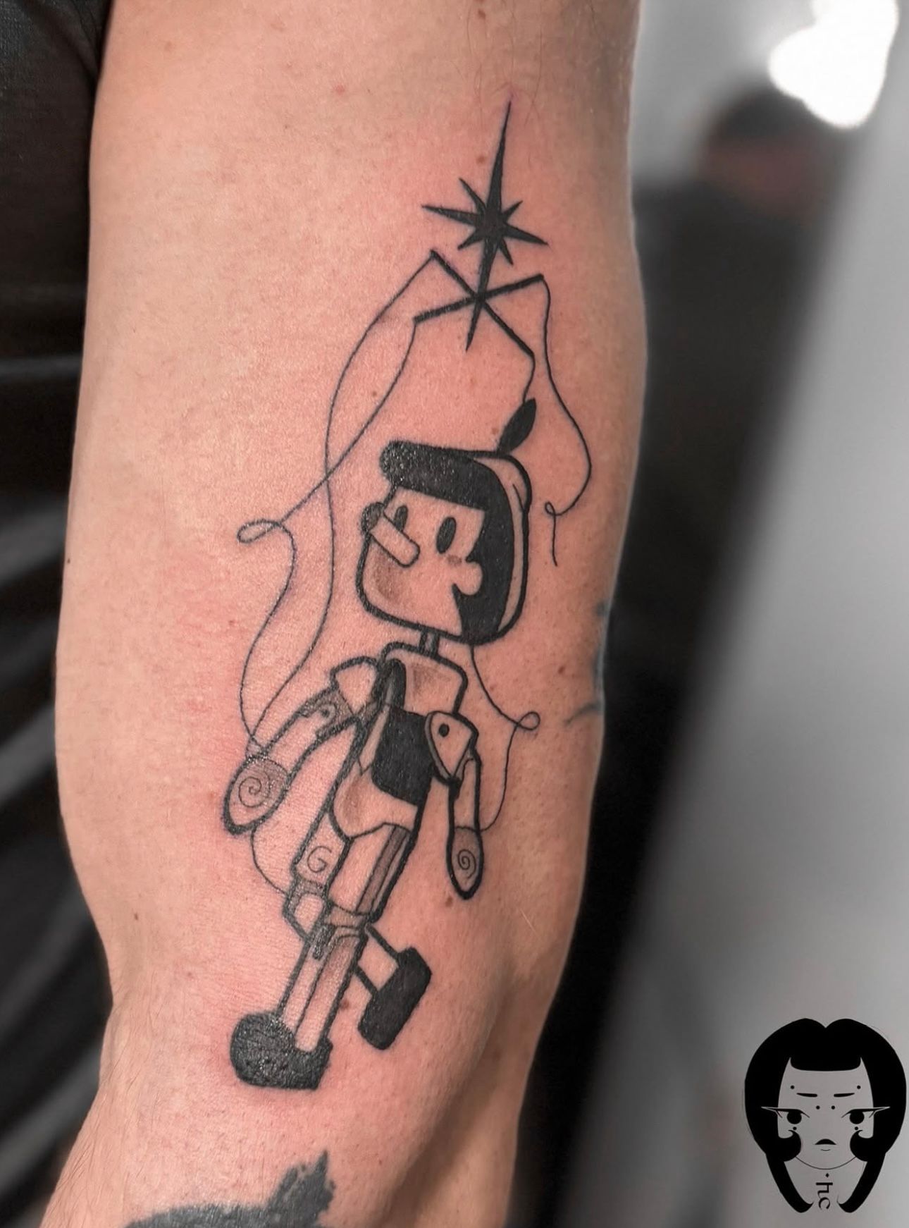 Unieke Pinocchio marionet tattoo in een schetsmatige, illustratieve stijl.