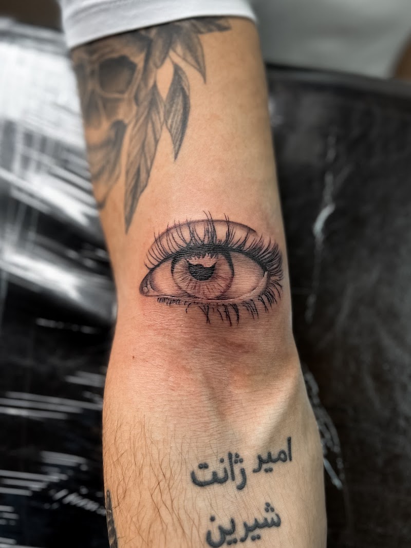 Realistisch oog met wimpers op de achterkant van de bovenarm.