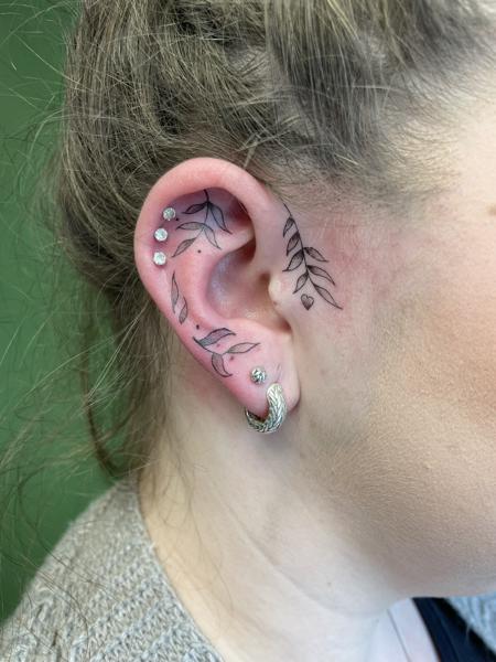 Fineline bladeren en takjes op en achter het oor.