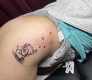 Schattig olifantje dat hartjes en druppels blaast op de heup.