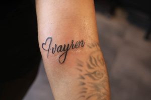 Sierlijke naam 'Ivayren' met hartje op onderarm.