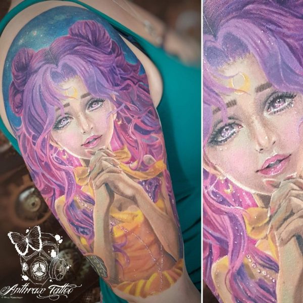 Kleurrijke Sailor Moon tattoo in realistische stijl op bovenarm.