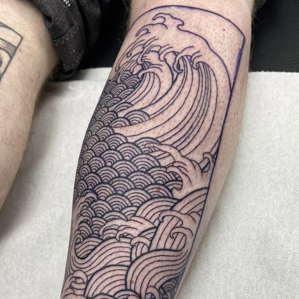 Japanse golf tattoo in lijnwerk op onderbeen.