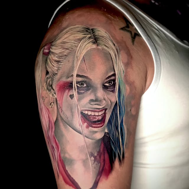Realistisch portret van Harley Quinn op de bovenarm.