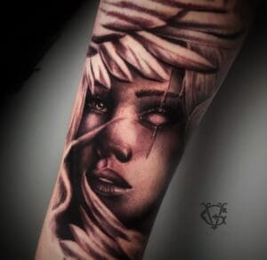 Realistisch portret van een vrouw met bladeren en een litteken.