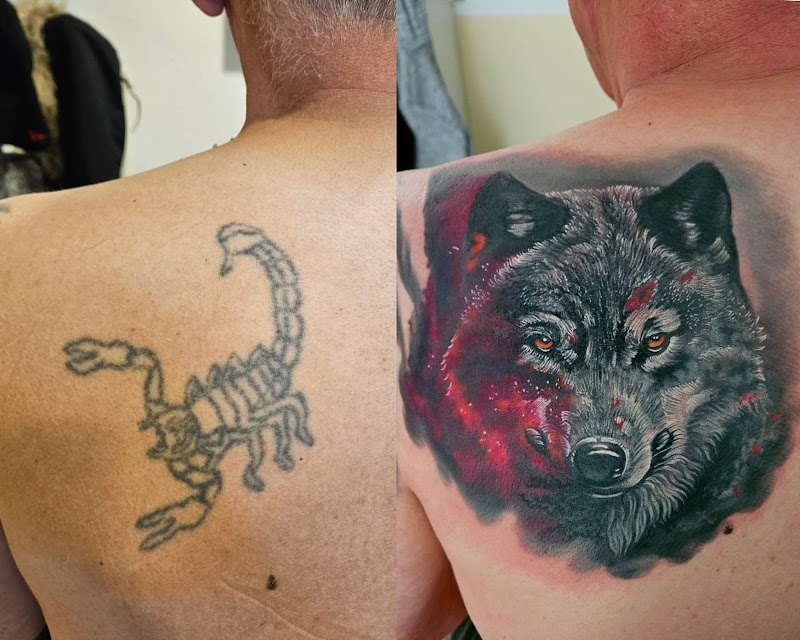 Cover-up tattoo van een realistische wolf over een oude schorpioen.